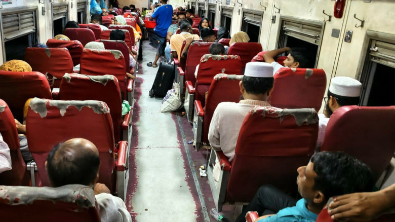 আয় বাড়লেও সেবায় সন্তুষ্ট নন রেলযাত্রীরা, প্রশ্নের মুখে বাংলা