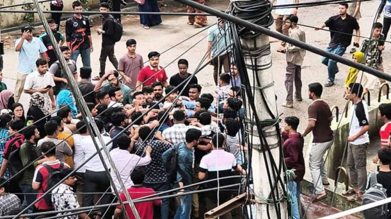 ইউজিসি চেয়ারম্যানের অনুষ্ঠানে জবিতে সংঘর্ষ, আহত ভিপি-জিএস