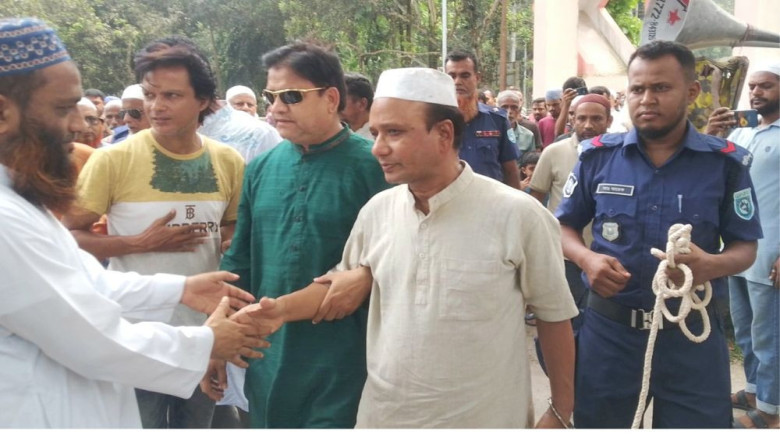 প্যারোলে মুক্তি পেয়ে মায়ের জানাজায় অংশ নিলেন যুবলীগ নেতা