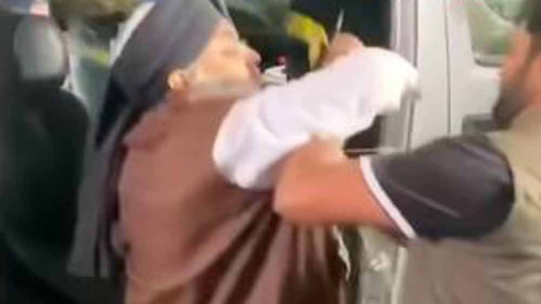 বগুড়া আদালত প্রাঙ্গণে সালাউদ্দিন তানভীরের ওপর ডিম নিক্ষেপ
