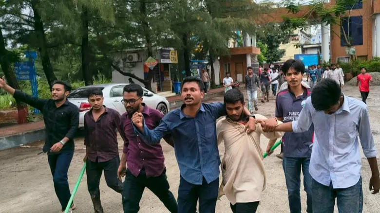 বরিশাল বিশ্ববিদ্যালয়ে ছাত্রদল-ছাত্রশিবিরের সংঘর্ষ