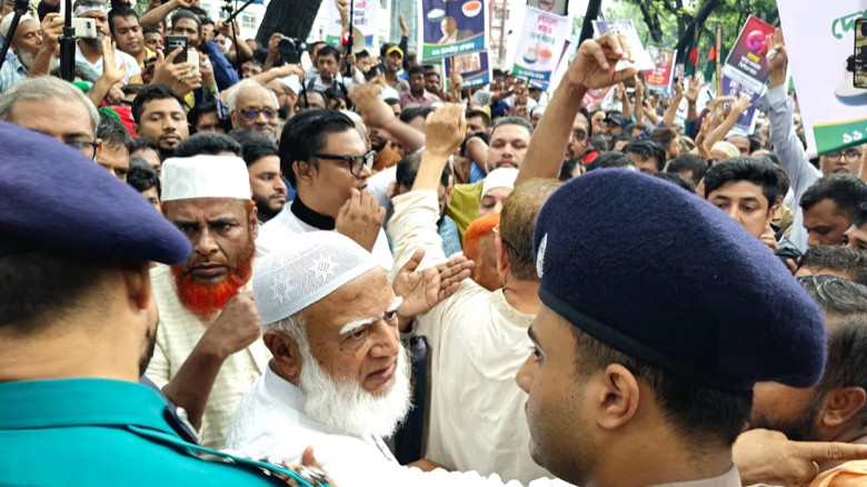 সচিবালয় অভিমুখে ১১ দলের পদযাত্রা আটকে দিল পুলিশ