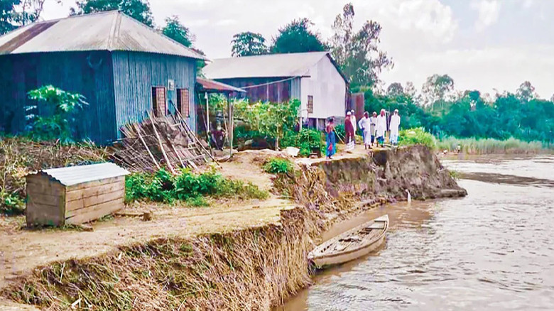 যমুনার ভাঙনে বিলীন ভিটেমাটি, ফসলি জমি