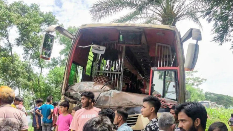 নাটোরে বাস-ভুটভুটির মুখোমুখি সংঘর্ষে নিহত ৩