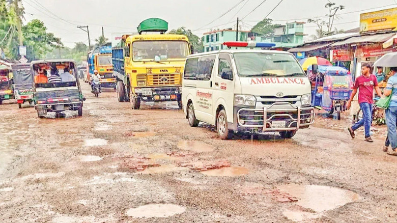 টানা বর্ষণে খানাখন্দে বেহাল বরিশাল-ঢাকা মহাসড়ক