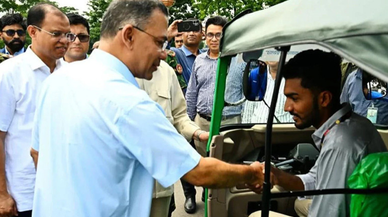জুলাইযোদ্ধাদের সিএনজি-রিকশা উপহার প্রধান মন্ত্রীর