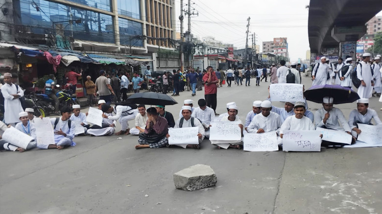 ঢাকা-ময়মনসিংহ মহাসড়ক অবরোধ করে শিক্ষার্থীদের বিক্ষোভ