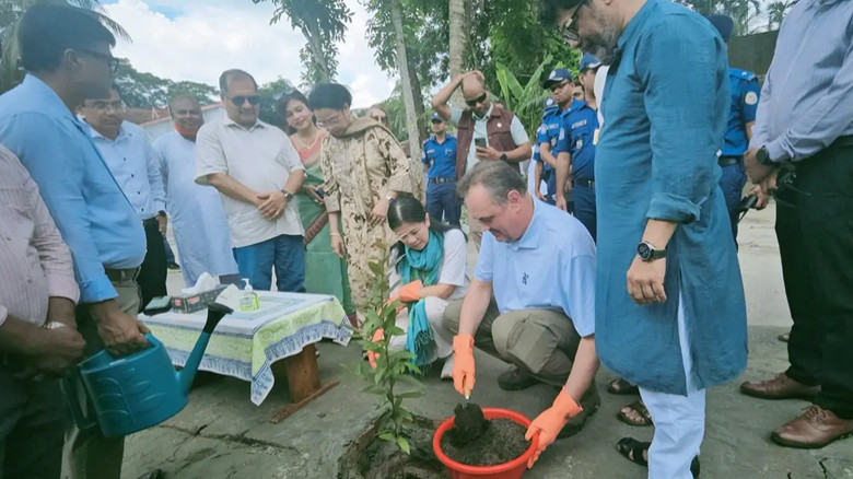 তথ্যমন্ত্রীর বাড়ির আঙিনায় বৃক্ষরোপণ করলেন মার্কিন রাষ্ট্রদূত
