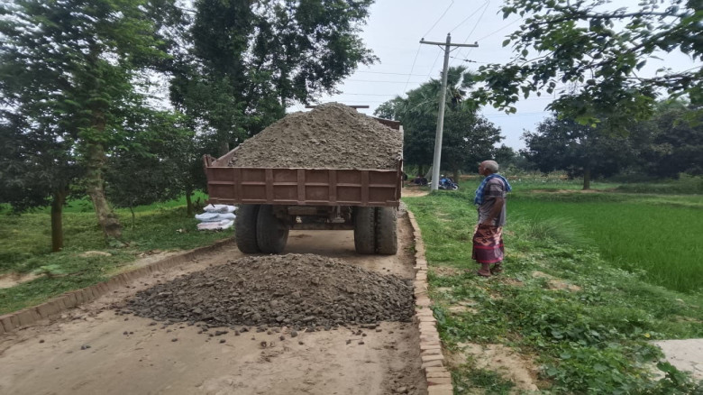 নাচোলে ২ কোটি টাকার সড়ক নির্মাণে অনিয়মের অভিযোগ