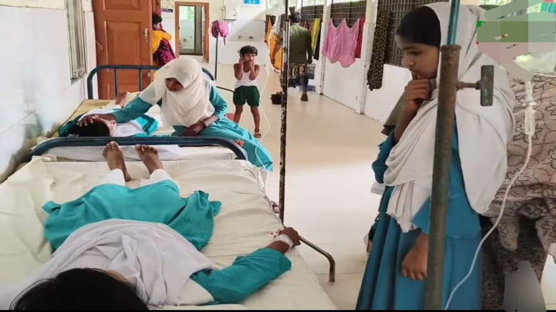 শিবগঞ্জে পিয়াজু খেয়ে অসুস্থ ৯ ছাত্রী, ভর্তি ৭