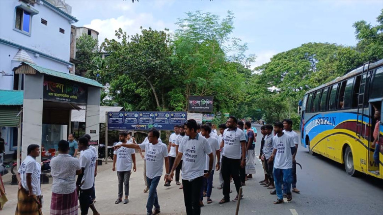 স্বেচ্ছাসেবীদের নিয়ে পরিচ্ছন্নতা কার্যক্রম, প্রশংসিত শিবু দা