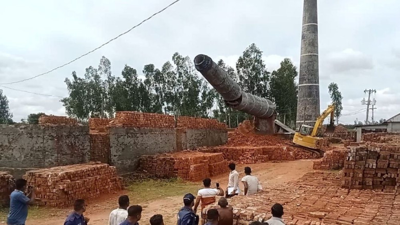 গাইবান্ধায় অবৈধ ইটভাটার বিরুদ্ধে অভিযান, ভাঙা হলো চিমনি