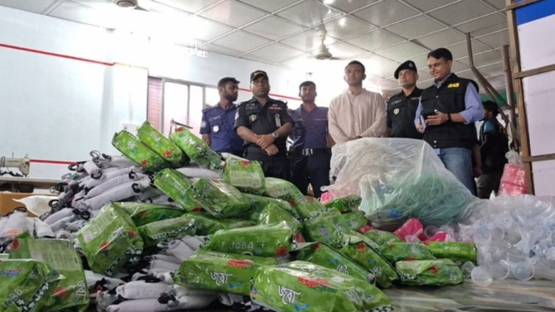 তুলা ও টিস্যু মুড়িয়ে ন্যাপকিন তৈরি, বগুড়ায় কারখানায় জরিমানা
