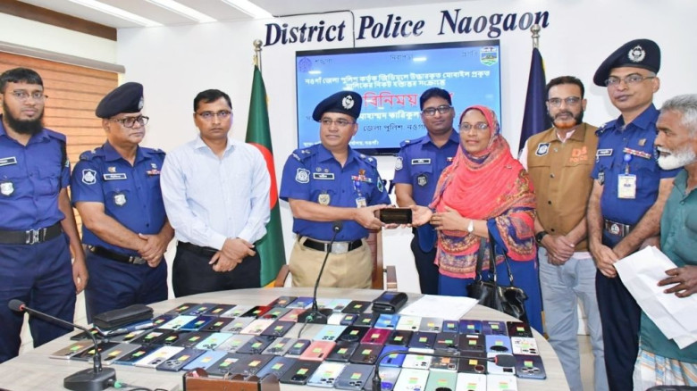 নওগাঁয় হারানো ৮০ মোবাইল ফোন ফিরে পেলেন মালিকরা