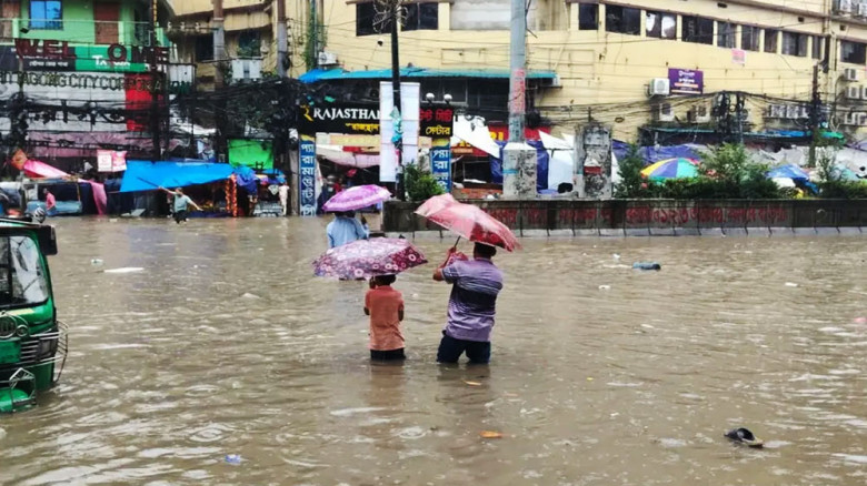 ভারী বৃষ্টিতে পানিবন্দি চট্টগ্রাম, দুর্ভোগে নগরবাসী