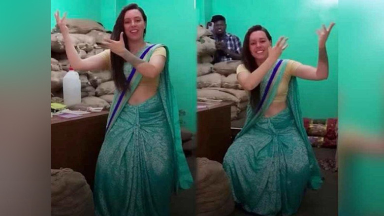 আলু বিক্রি বাড়াতে দোকানে তরুণীর নাচ, ভিডিও ভাইরাল