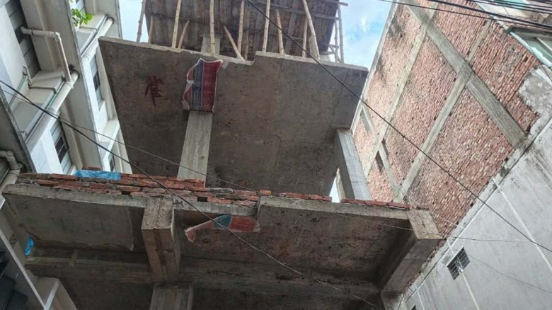 কেরানীগঞ্জে নিষেধাজ্ঞার পরও নির্মাণকাজ চলার অভিযোগ