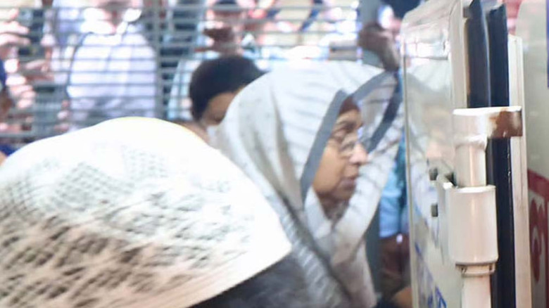স্বামীকে শেষ বিদায় জানাতে ঢাকার বাসায় দীপু মনি
