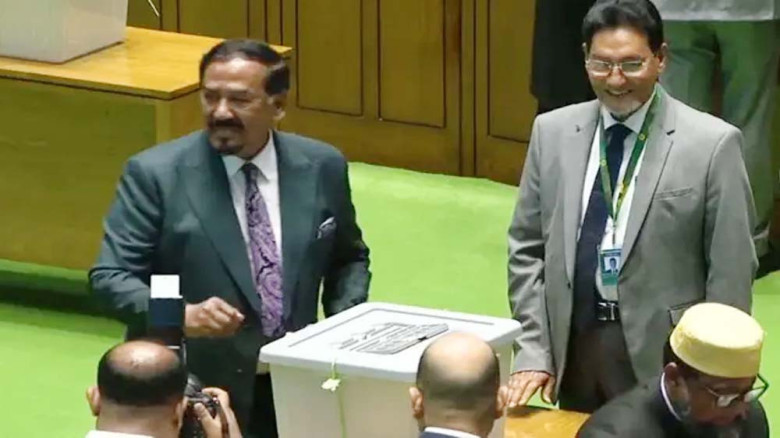 রাষ্ট্রপতি নির্বাচনে ভোট দিলেন ভারপ্রাপ্ত রাষ্ট্রপতি