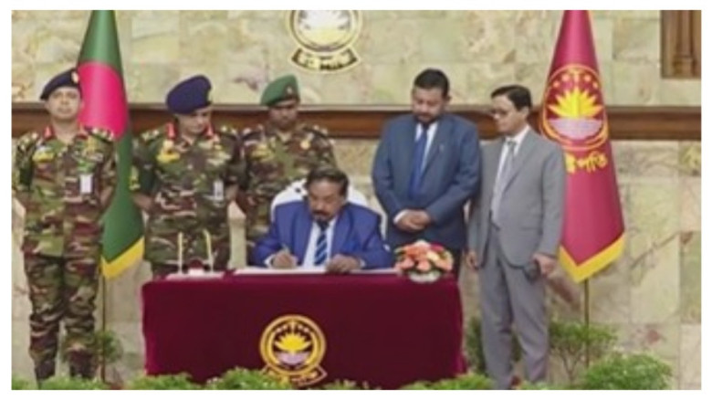 বঙ্গভবন ছাড়লেন অস্থায়ী রাষ্ট্রপতি হাফিজ উদ্দিন আহমদ